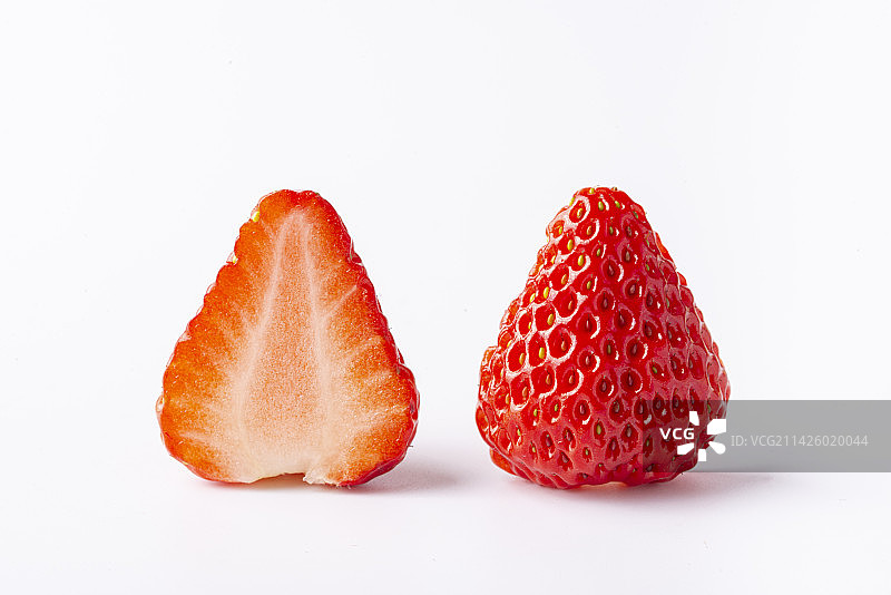 白底上切开的草莓特写图片素材
