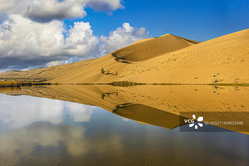 巴丹湖沙山倒影   蓝天白云下，金黄色的沙山及倒影清晰。巴丹湖像熣灿明珠，赋予“死亡之海”新的生命。图片素材