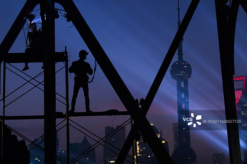夜幕下的修理工图片素材