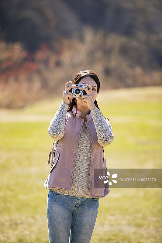 年轻女子户外拍摄美景图片素材