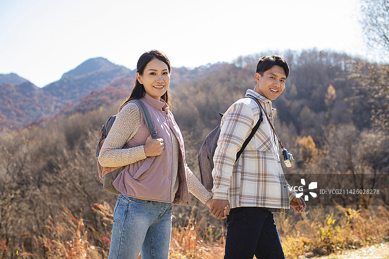 快乐的年轻情侣户外徒步旅行图片素材