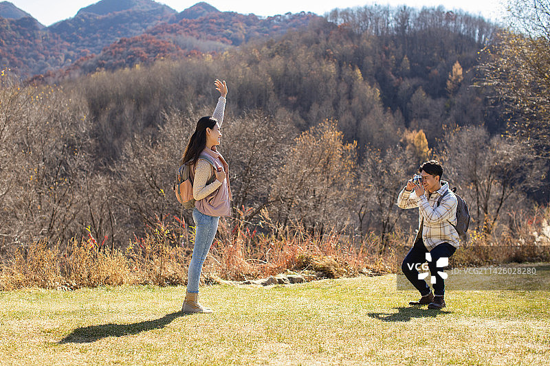 快乐的年轻情侣户外拍照图片素材