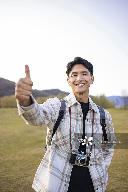 快乐的摄影师户外旅游图片素材