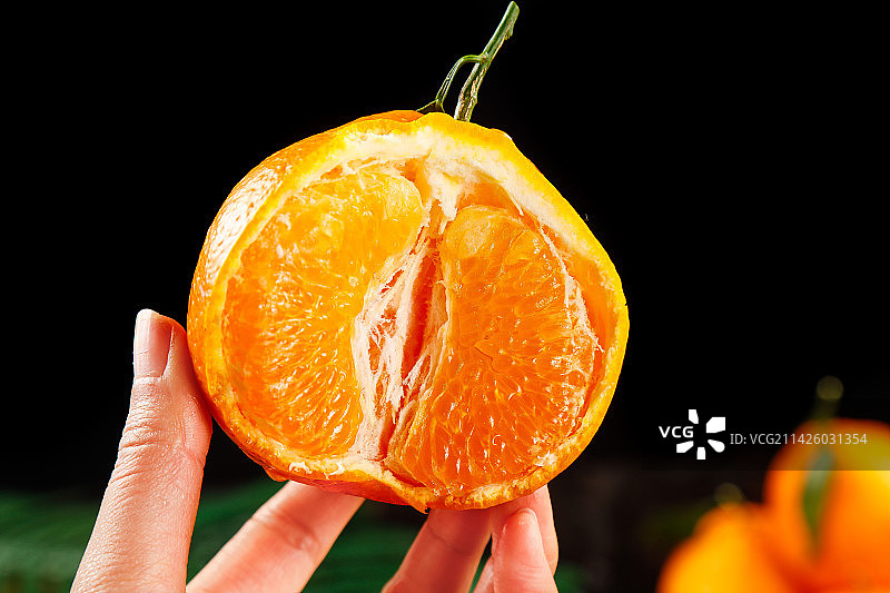 深底上的春见耙耙柑图片素材