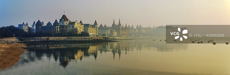 烟台渔人码头早晨晨雾景色图片素材