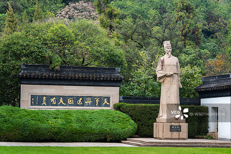 昆山亭林园顾炎武纪念馆的顾炎武雕像和天下兴亡匹夫有责题字图片素材