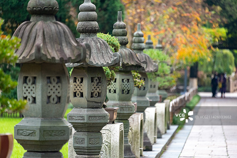 昆山亭林园顾炎武纪念馆门前笔直的步道和古色古香石头制作的灯笼图片素材