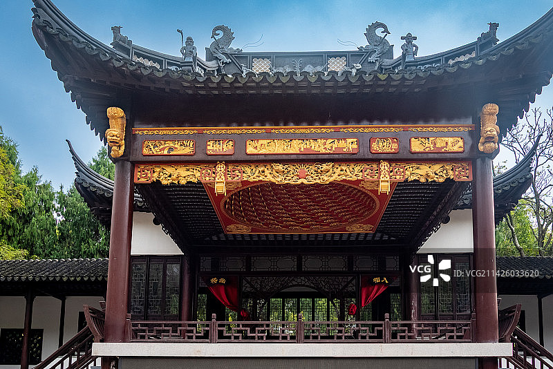 蓝天白云下，昆山亭林园昆曲博物馆里的戏台雕梁画栋，金色的木雕格外显眼图片素材