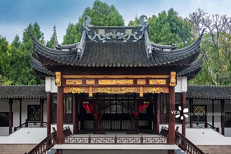 蓝天白云下，昆山亭林园昆曲博物馆里的戏台雕梁画栋，金色的木雕格外显眼图片素材