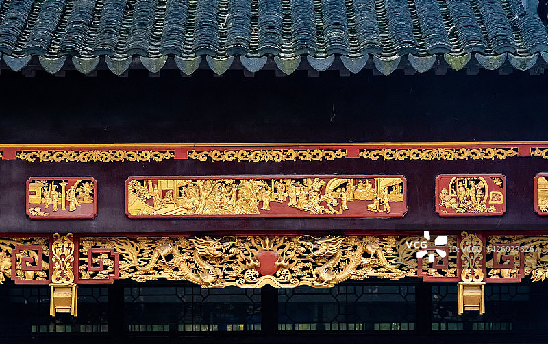 昆山亭林园昆曲博物馆的建筑细节，横梁上金色的木雕雕刻二龙戏珠和昆曲故事，惟妙惟肖图片素材