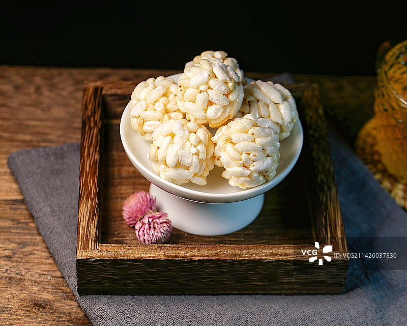 怀旧零食大米花民间炸米糖裳炸米花高温膨胀炒米饼非油炸孛娄爆米花糖焦米糕米通谷脆早餐零食沏茶休闲小吃图片素材