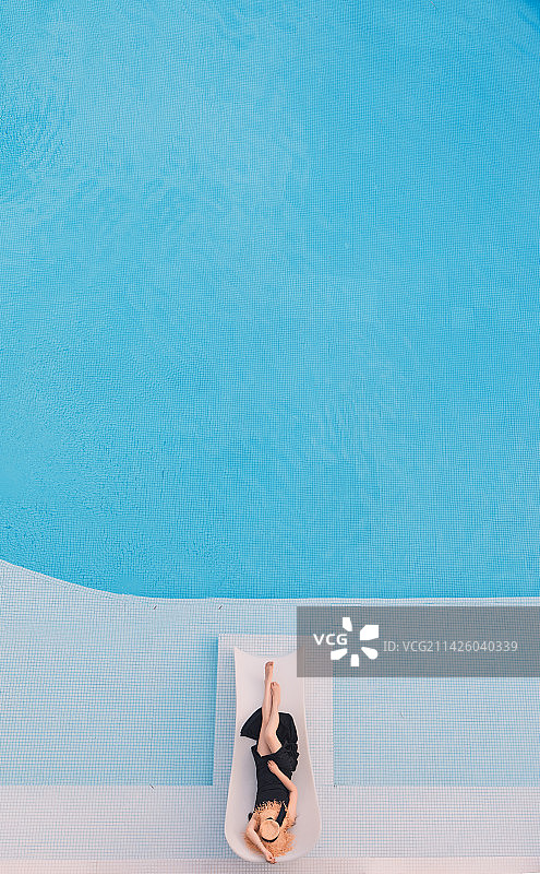 游泳池里的女人图片素材