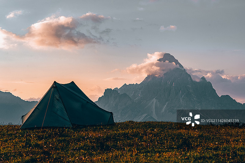 帐篷与山峰图片素材