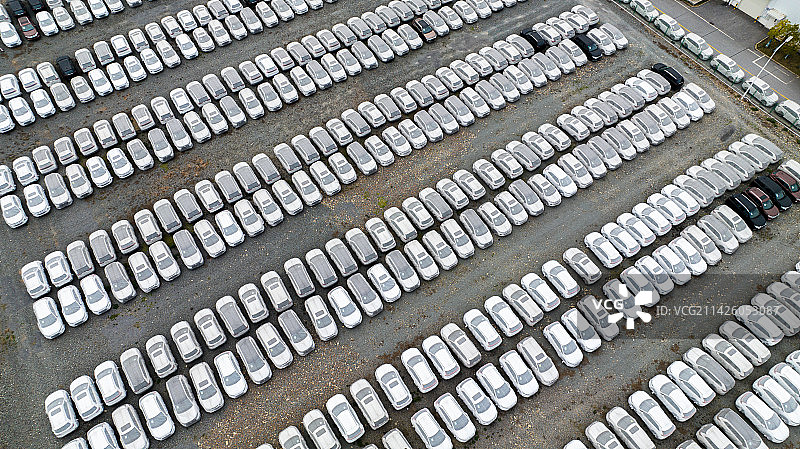 数千辆新的乘用车停在工厂领土上的一个巨大停车场里图片素材