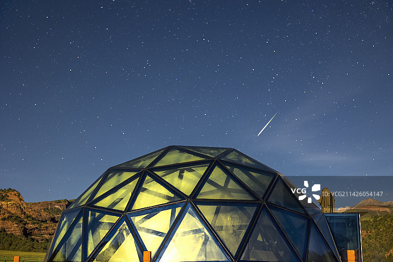 青海玉树三江源星空露营地玻璃房与流星图片素材
