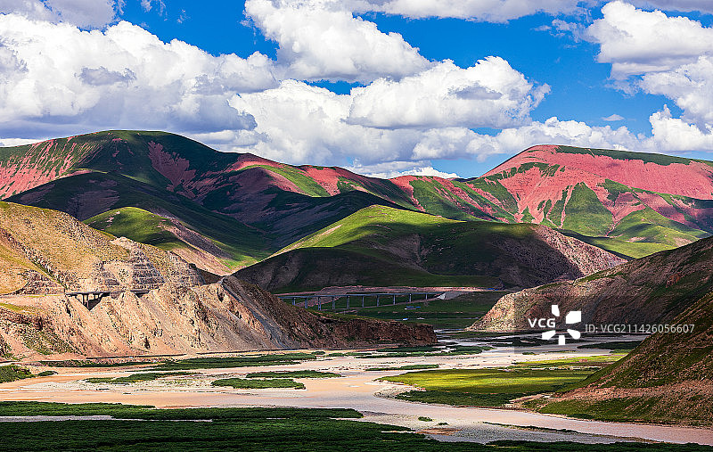 蓝天白云下的通天河图片素材