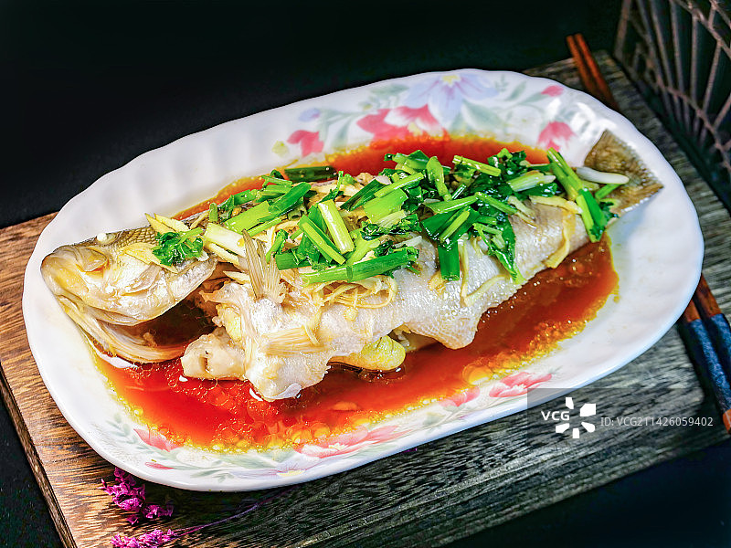 广东省特色传统名菜酱油姜葱清蒸鲈鱼广州顺德大厨粤菜烹饪料理新鲜水产品豉油蒸菜肉质细嫩爽滑丰富DHA图片素材