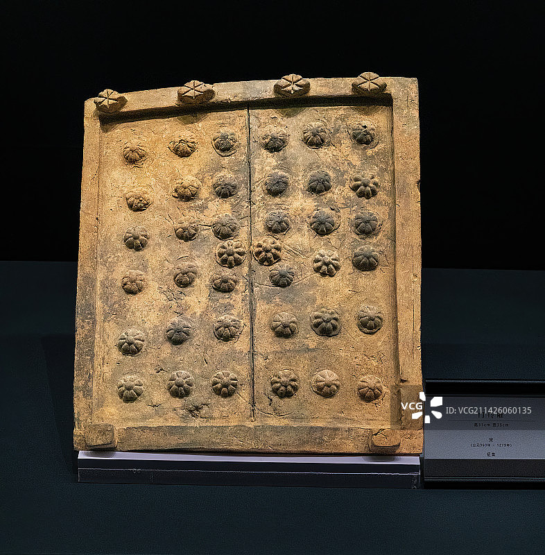 中国宋代砖雕，门，启门女俑图片素材