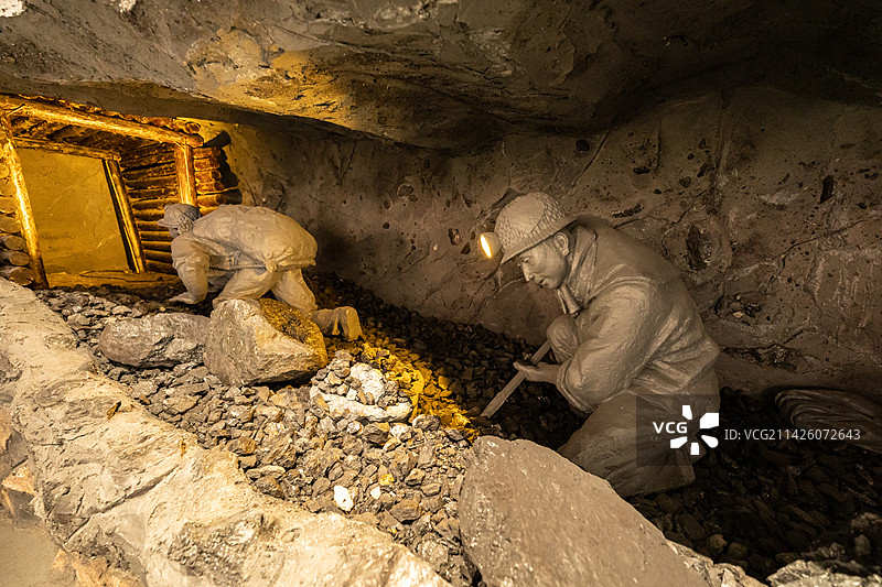 七台河博物馆展示的煤矿工人井下挖煤场景图片素材