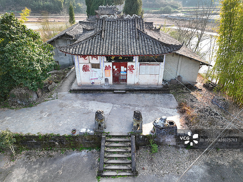 四川省遂宁市蓬溪县金仙寺大殿航拍图片素材