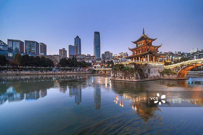 贵阳市标志建筑南明河旁甲秀楼城市中心图片素材