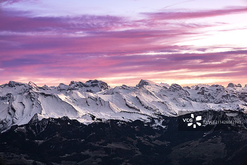瑞士瑞吉山远眺日落晚霞下的雪山图片素材
