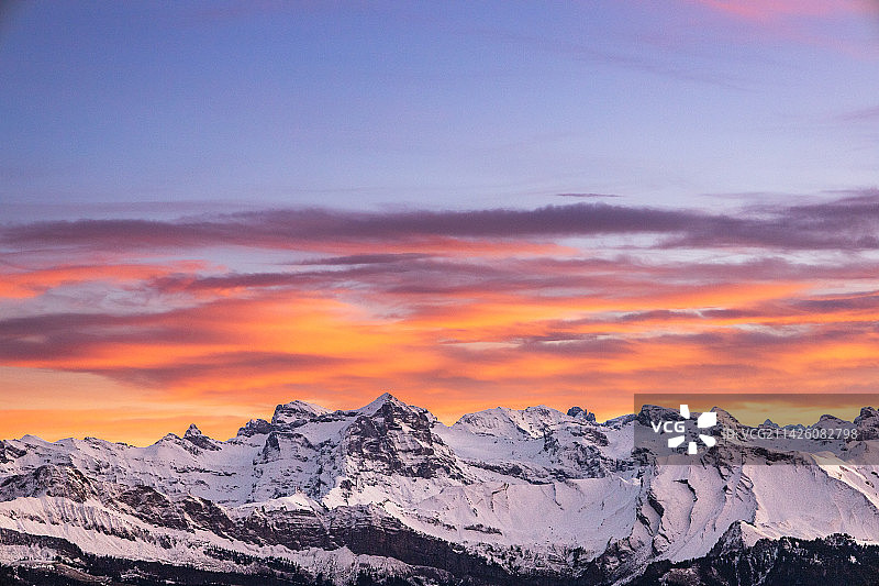 瑞士瑞吉山远眺日落晚霞下的雪山图片素材