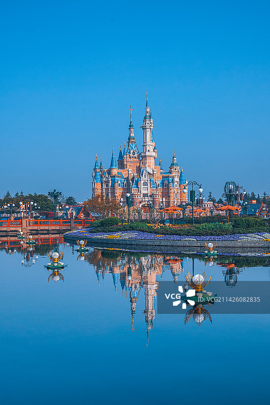 上海湖边迪斯尼乐园奇幻童话城堡图片素材