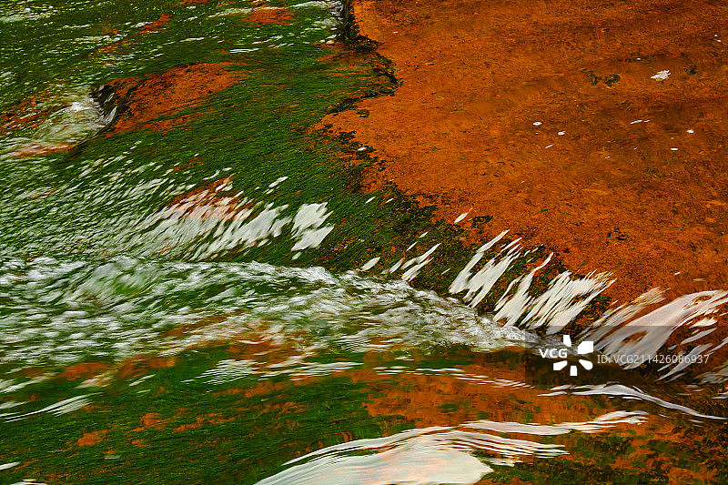 雅安市晏场镇高叠洞瀑布群河床的红色岩石和绿色藻类图片素材