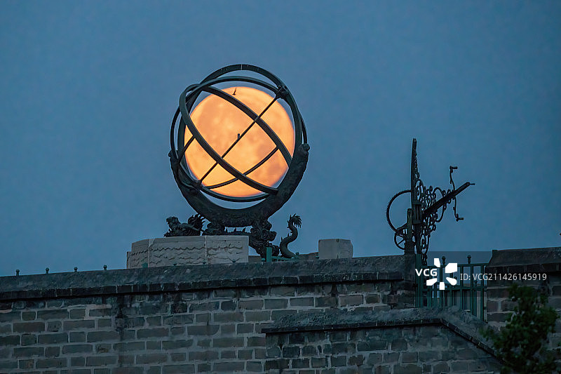 月亮在北京古观象台浑天仪中落下图片素材