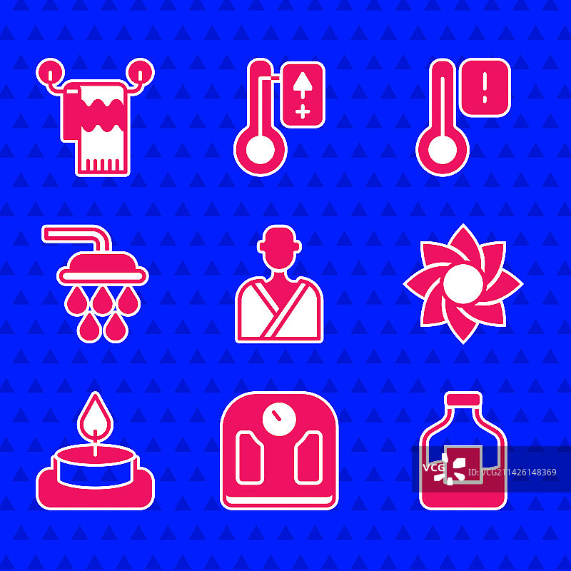 在桑拿浴室里的男人，体重秤和瓶子图片素材