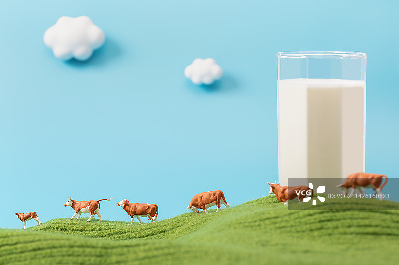 微缩创意一杯牛奶与奶牛牧场图片素材
