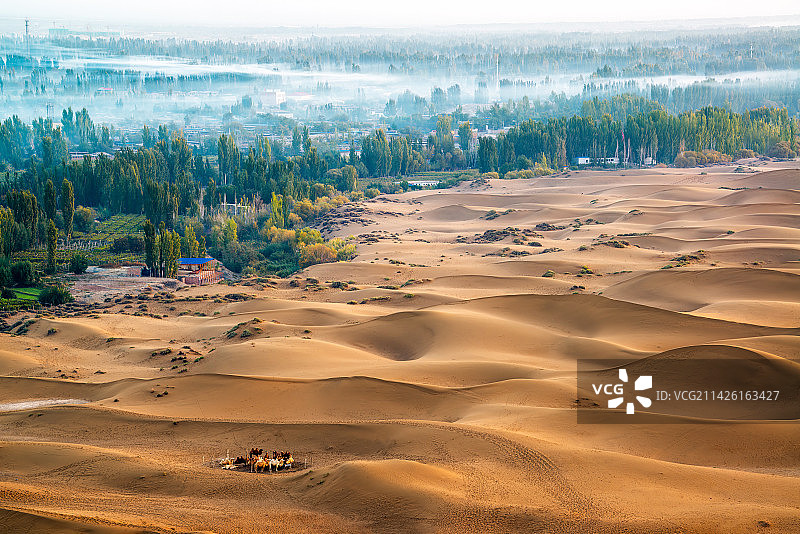 新疆鄯善县库木塔格沙漠是与城市零距离的沙漠图片素材