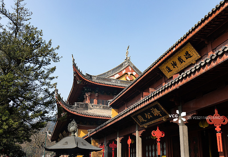 杭州灵隐寺济公殿的建筑和蓝天图片素材