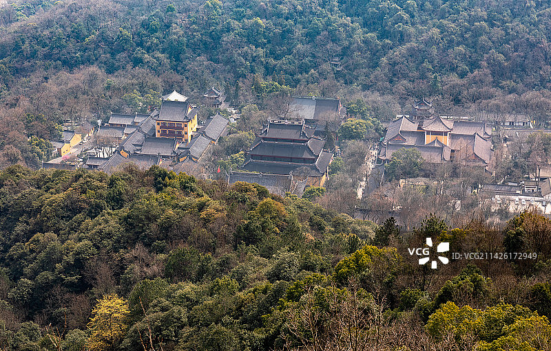 杭州飞来峰山顶俯拍山下的灵隐寺建筑与周围的树林图片素材