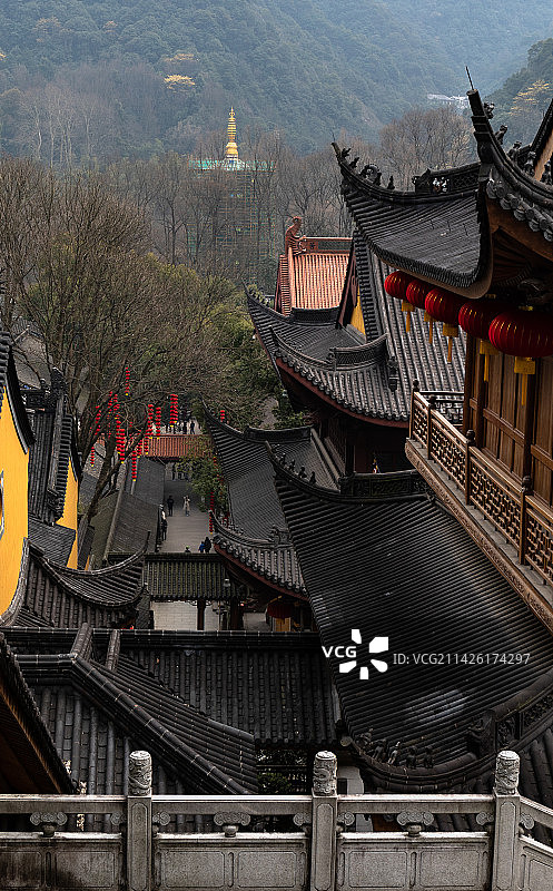 杭州法喜寺错落有致的古建筑飞檐走壁高视角拍摄竖构图图片素材