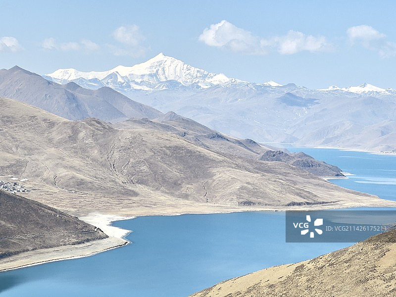 羊卓雍措（YamdrokTso），藏语意为“碧玉湖”，是西藏三大圣湖之一图片素材