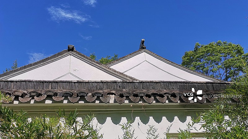 蓝天下的江南园林灰瓦白墙图片素材