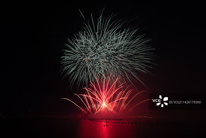 节日里夜空下的烟火表演图片素材