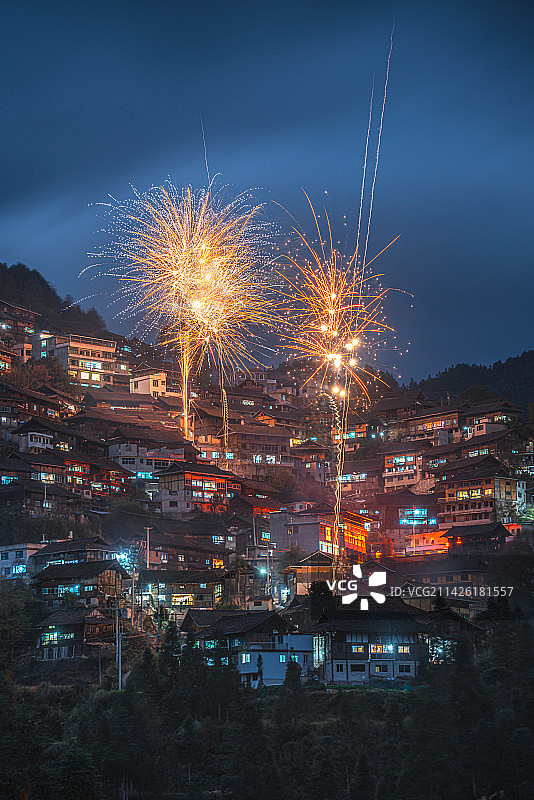贵州少数民族苗寨里节日放烟花庆祝图片素材