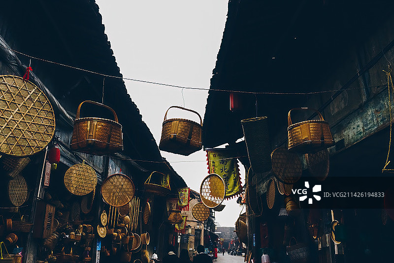 浙江金华兰溪游埠古镇景区悬挂在市场上的竹编工艺品图片素材