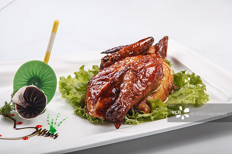 白色瓷盘装的半只脆皮鸡图片素材