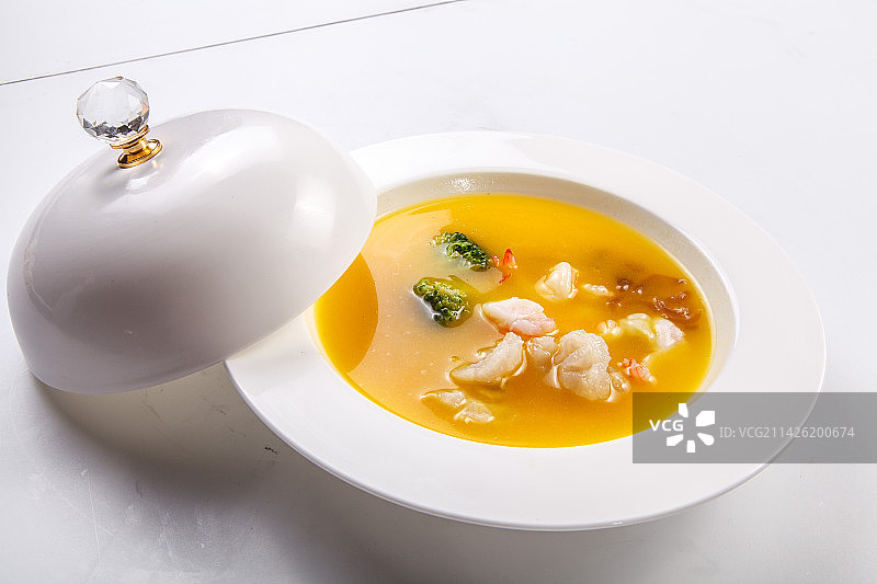 白色瓷盘装的浓汤花胶鱼肚炖鹿鞭图片素材