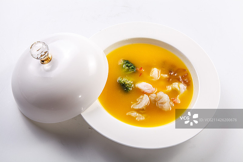 白色瓷盘装的浓汤花胶鱼肚炖鹿鞭图片素材