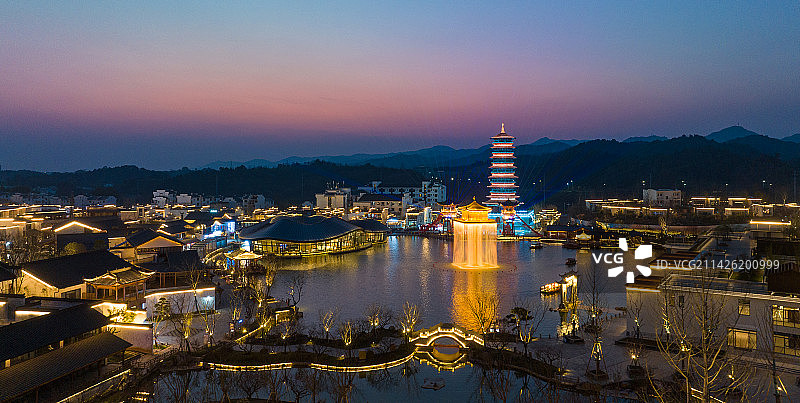 江西上饶婺源，婺女洲度假区，江南水乡风情与徽州古建融合，茶文化与武侠文化交织，一站式了解徽州文化图片素材
