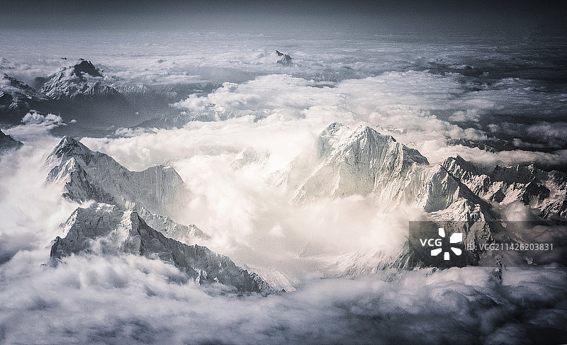 云雾之上图片素材