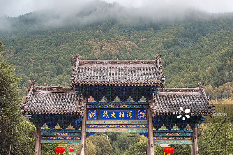 山西省忻州市五台山风景名胜区台怀镇全国重点文物保护单位殊像寺“瑞相天然”牌坊的夏日风光图片素材