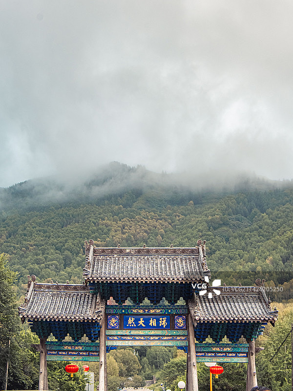 山西省忻州市五台山风景名胜区台怀镇全国重点文物保护单位殊像寺“瑞相天然”牌坊的夏日风光图片素材