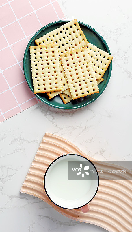 苏打饼干和牛奶图片素材
