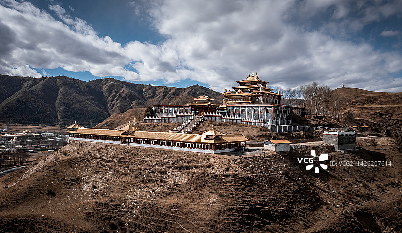 航拍甘孜州道孚县八美镇千年古刹山卡寺图片素材